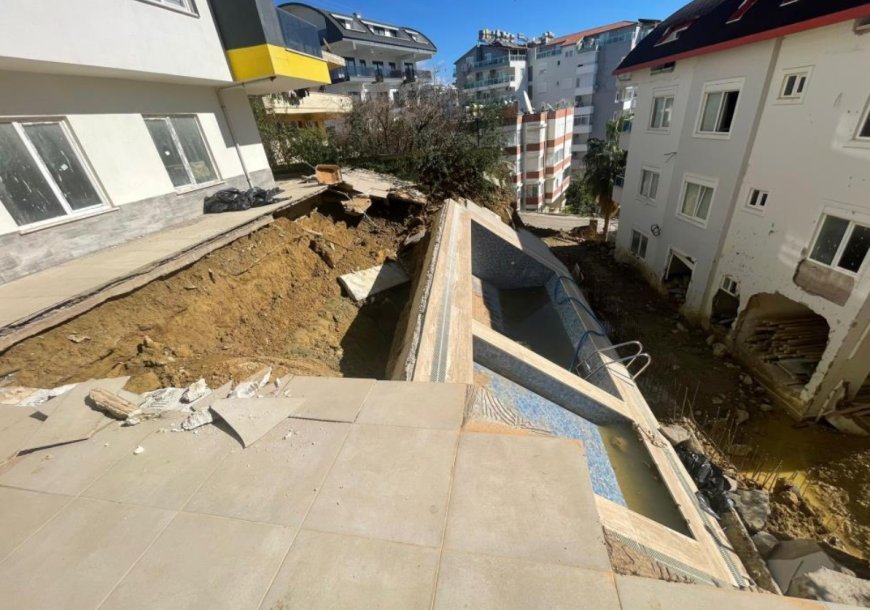 Alanya'da Havuz zeminle birlikte çöktü, bina boşaltıldı.