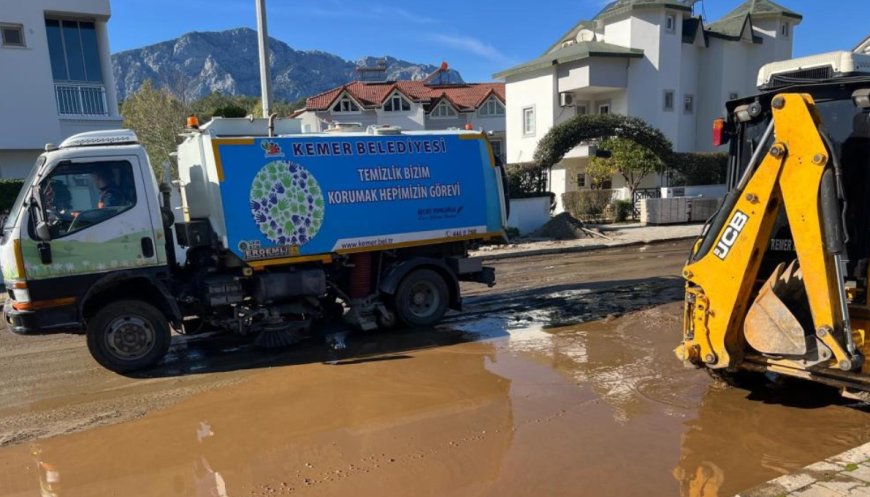 Kemer Belediyesi’nden Hummalı Temizlik: 50 Traktör Kum ve Balçık Tahliye Edildi.