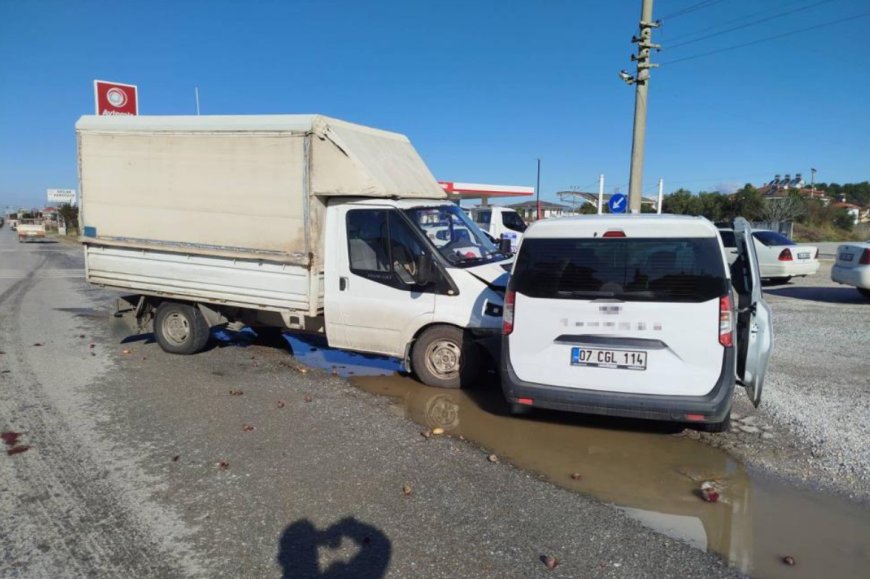 Manavgat'ta Kavşakta Çarpışma: Hafif Ticari Araç Sürücüsü Yaralandı
