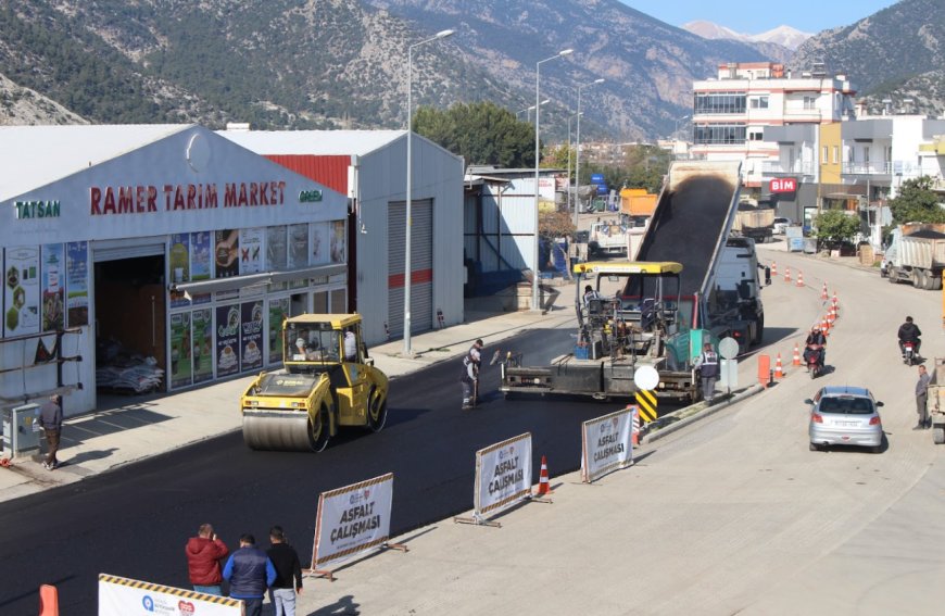 Finike’de Asfalt Seferberliği: Önemli Caddeler Sıcak Asfaltla Yenileniyor
