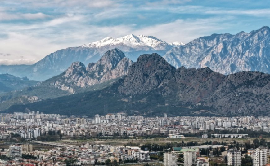 ANTALYA’DA AYNI GÜN İÇİNDE İKİ MEVSİM: DAĞDA KAR, SAHİLDE GÜNEŞ KEYFİ!
