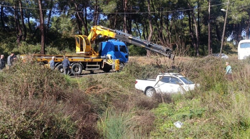 Antalya Manavgat'ta Kamyoneti Dereye Uçan Sürücü Kazayı Yara Almadan Atlattı.