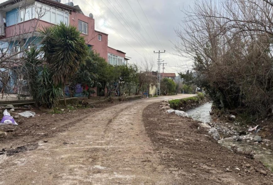 Kemer’de Çöken Yola Hızlı Müdahale: Dere Caddesi Yeniden Trafiğe Açıldı!