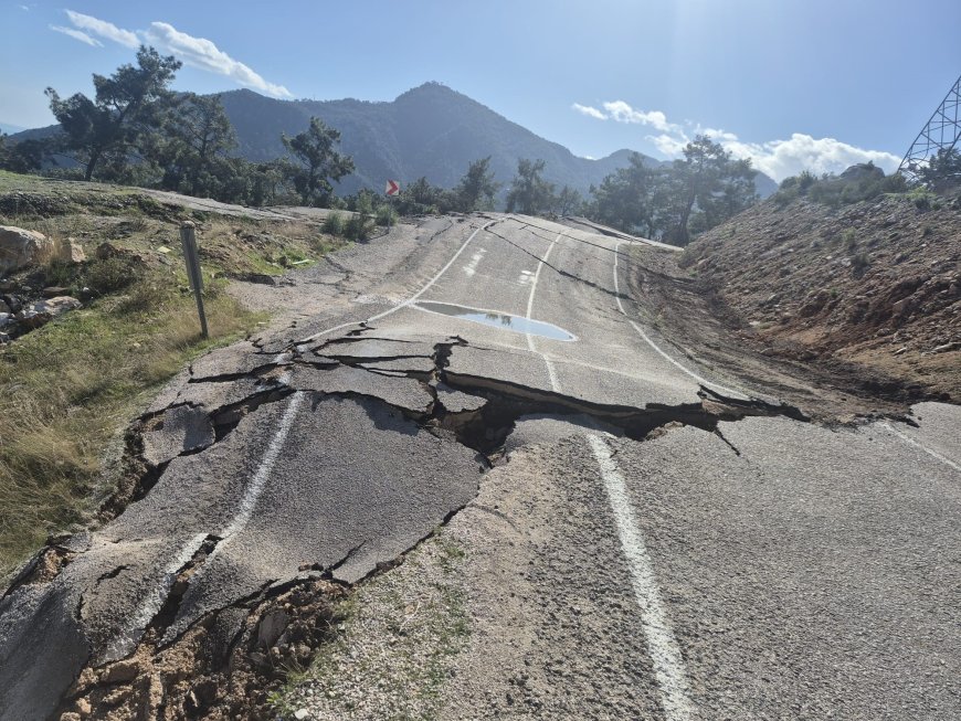 Konyaaltı’nda Yol Çökmesi: 3 Mahallenin Şehirle Bağlantısı Kesildi