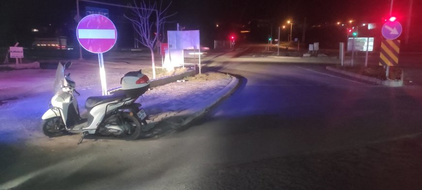 Manavgat'ta kaza! Motosikletten düşüp sürüklenen sürücü hastaneye gitmeyi reddetti, tedavisi ambulansta yapıldı.