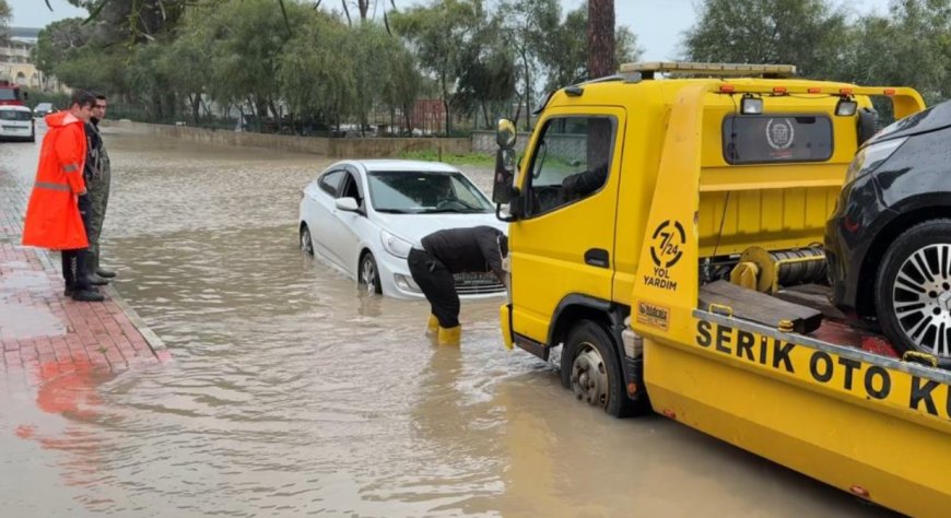 Serik’te Sağanak Kabusu: Yollar Göle Döndü, Araçlar Mahsur Kaldı!