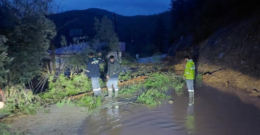 Gündoğmuş'ta durum ciddi! Yağış nedeniyle Çaltı Mahallesi'nde yol ikiye bölündü, yollar heyelan nedeniyle kapalı.