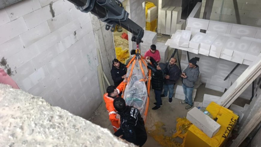 Side'de inşaatın zemin katına düşen işçi, itfaiye ve vinç yardımıyla kurtarıldı