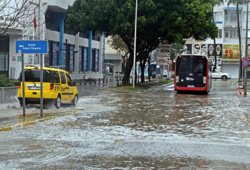 Antalya Sağanağa Teslim: Rögarlar Taştı, Yollar Göle Döndü!