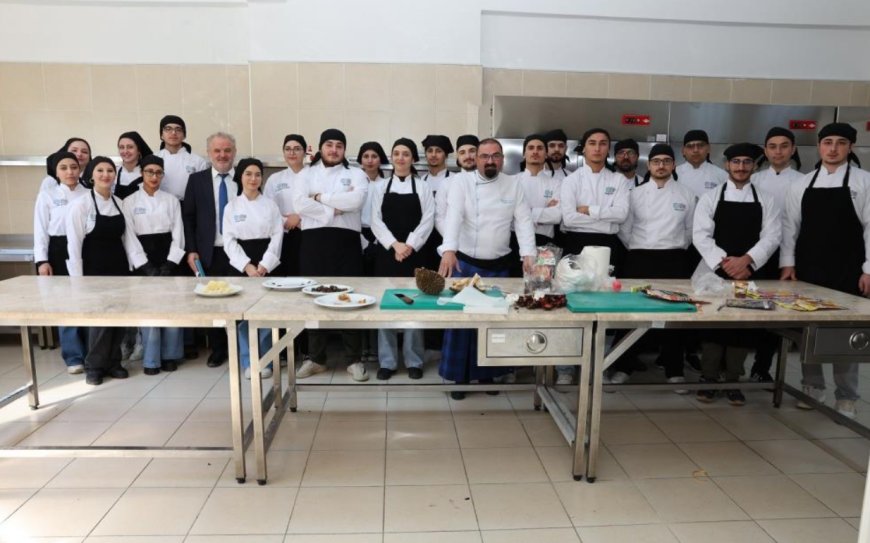 ALKÜ’nün "Seyyah" Hocası: Uzak Doğu’nun Malzemelerini Alanya’ya Taşıdı.