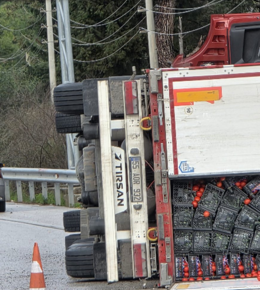 Antalya-Kemer Yolunda Korkutan Kaza: Dev TIR Yan Yattı!