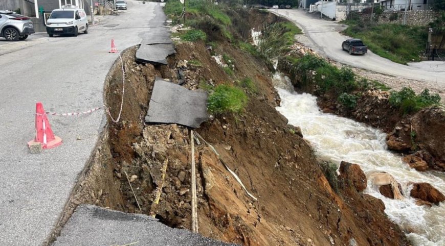 Alanya'da Yol Çöktü, Asfalt Askıda Kaldı: 46 Daireli Bina Sakinleri Korku İçinde!