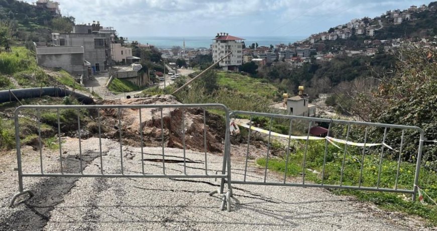 Alanya’da Sağanak Sonrası Heyelan: Evler Tahliye Edildi, Yol Çöktü