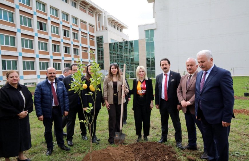 Akdeniz Üniversitesi’nde Toplumsal Duyarlılık Buluşması: Ağaçlar Dikildi, Sergi Gezildi