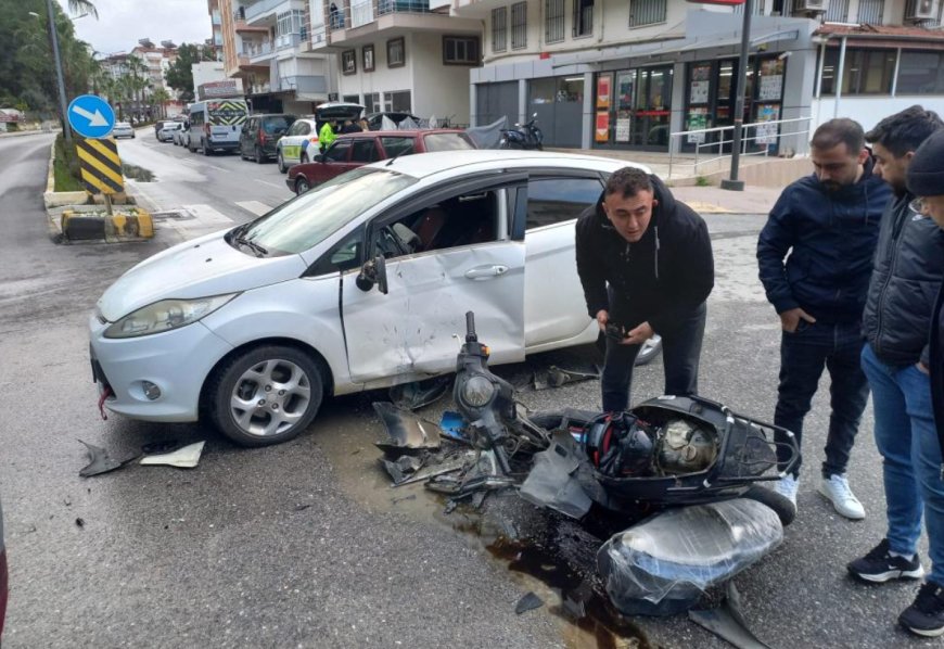 Manavgat’ta Motosiklet ve Otomobil Çarpıştı: 1 Yaralı
