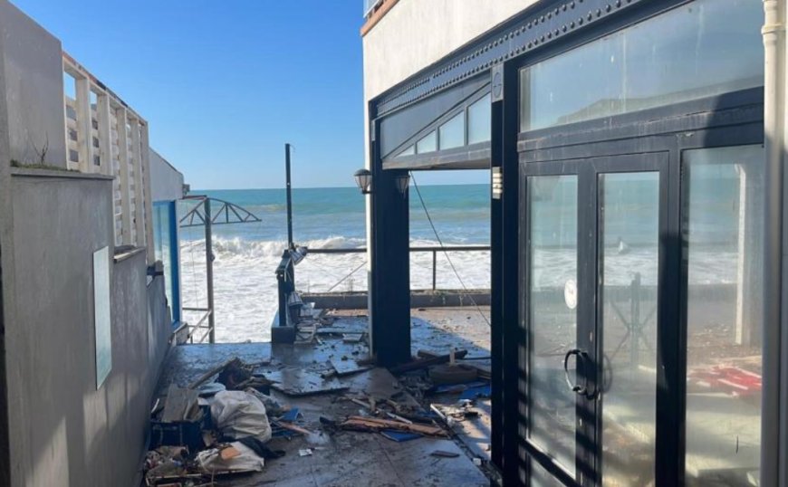 Alanya’da Deniz Taştı: Sahildeki Balık Lokantasını Dev Dalgalar Bastı