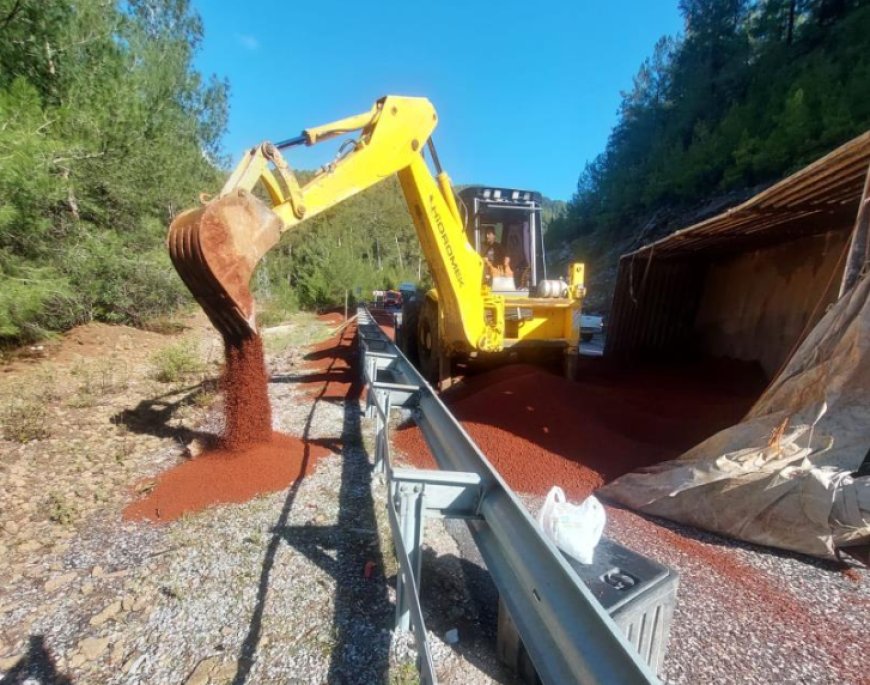 Virajı Alamayan Tır Yan Yattı: Akseki-Manavgat Yolunda Kaza Paniği