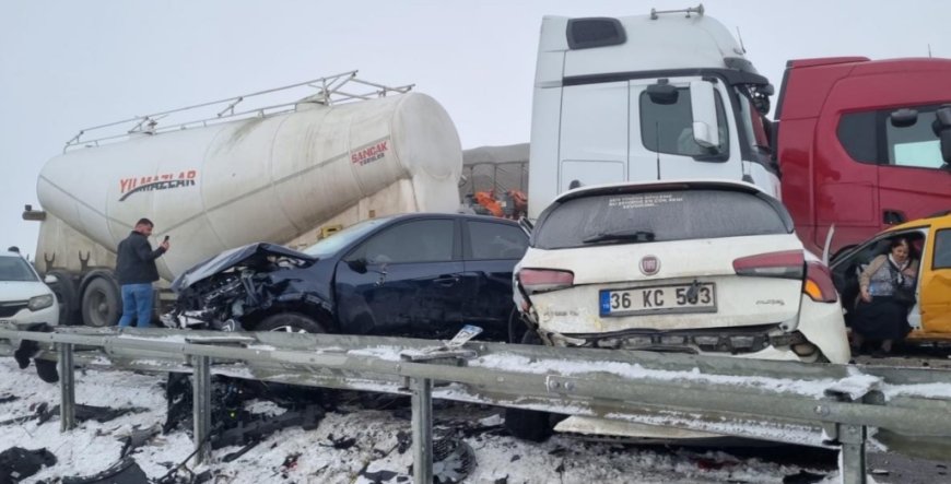 Erzurum’da Ortalık Savaş Alanına Döndü: Çok Sayıda Araç Birbirine Girdi!