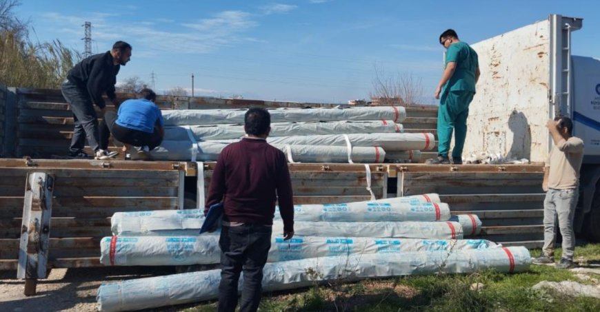Antalya Büyükşehir Belediyesi afetten zarar gören üreticilerin yanında olmayı sürdürüyor.