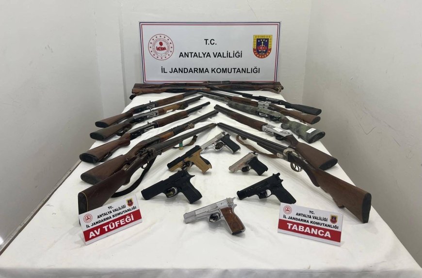 Kepez’de Silah Operasyonu: 8 Şüpheli Yakalandı, Çok Sayıda Silah Ele Geçirildi