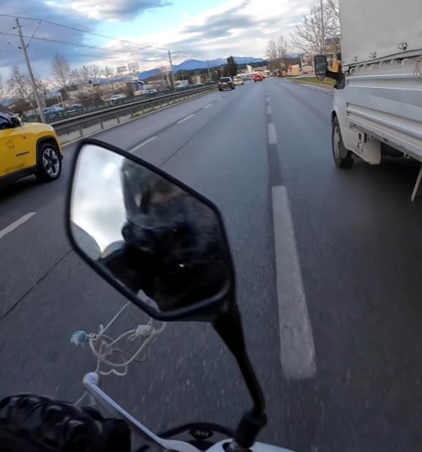 Kamyonetten Sarkan İp Motosikletliyi Yakaladı: Aksu’da Kaza Kamerada