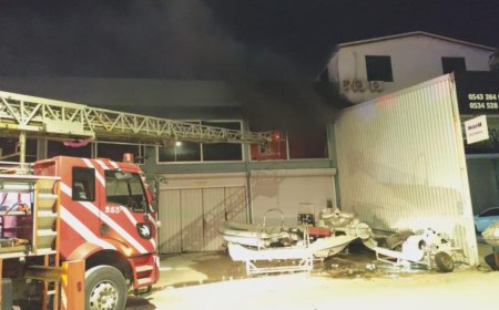 Antalya’da Korkutan Yangın: Tekne İmalathanesi Alevlere Teslim