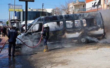 Kepez’de Park Halindeki İki Araç Alev Alev Yandı