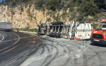 Antalya Gazipaşa'da Muz Yüklü Tır Devrildi, Sürücünün Sağlık Durumu İyi