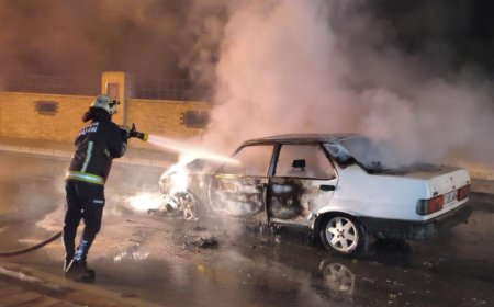 Antalya'da Korkutan Gece: Aracın Motor Kısmı Alevlere Teslim Oldu