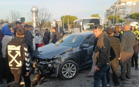 Antalya Manavgat'ta Kamyonetle Otomobil Çarpıştı: Yaralı Sürücü Hastaneye Kaldırıldı