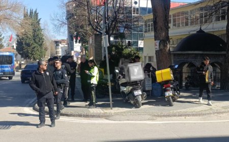 Antalya'nın Manavgat ilçesinde otomobil ile çarpışan motosiklet sürücüsü yaralandı.
