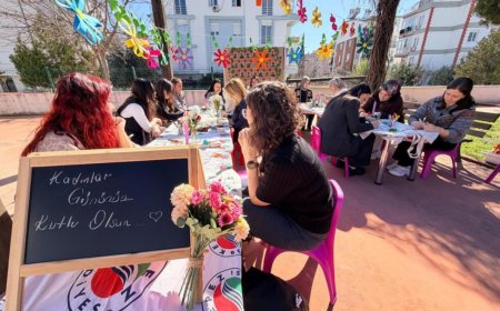 Kepezli Anneler 8 Mart’ta Fırçaları Elini Aldı: Bez Çantalar Tuvale Dönüştü