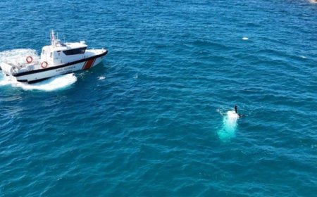 Antalya'nın Alanya ilçesinde balıkçı teknesinin batması paniğe neden oldu.