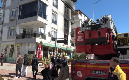 Antalya’nın Kepez ilçesinde 4 katlı bir binada çıkan yangın paniğe neden oldu.