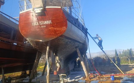 Manavgat’ta Bakımdaki Tur Teknesinde Yangın Çıktı