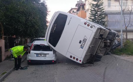 Manavgat'ta Zincirleme Dehşet: Servis Aracı Çarptı, Otobüs Park Halindeki Araçların Üzerine Devrildi!