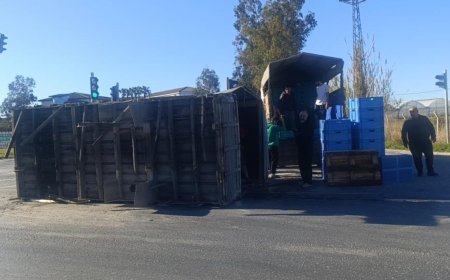 Manavgat'ta Ucuz Atlatılan Kaza: Muz Yüklü Kasa Yerinden Çıktı.