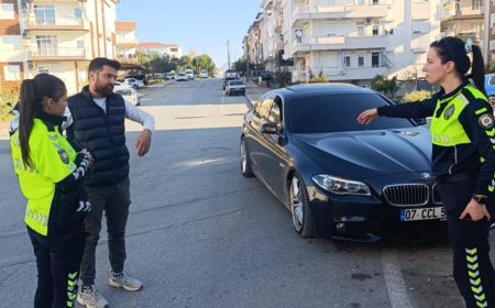 Manavgat’ta Motosiklet Park Halindeki Araca Çarptı: 1 Yaralı