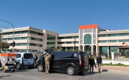 Kepez Kaymakamlığı'nda Hareketli Dakikalar: Kendini Odaya Kilitledi