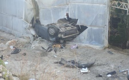 Alanya’da Feci Kaza: Kontrolden Çıkan Otomobil Muz Serasına Devrildi!