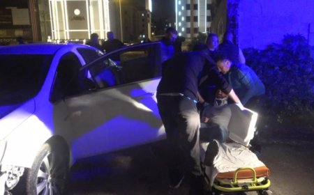 Antalya'da Direksiyon Başında Kriz Geçiren Sürücü Boş Araziye Uçtu: 2 Yaralı