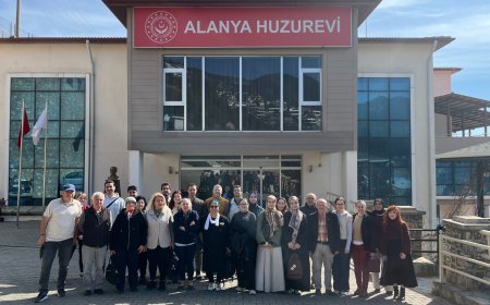 Huzurevinde Dijital Kalkan: ALKÜ Öğrencilerinden Yaşlılara "Güvenli İnternet" Dersi