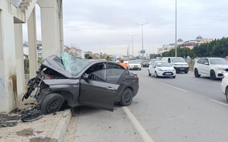 Manavgat'ta Can Pazarı: Üst Geçit Kolonuna Çarpan Araç Hurdaya Döndü!