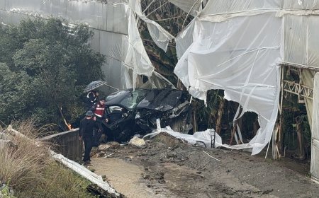 Alanya’da Lüks Otomobil Seraya Uçtu: Aynı Aileden 4 Yaralı