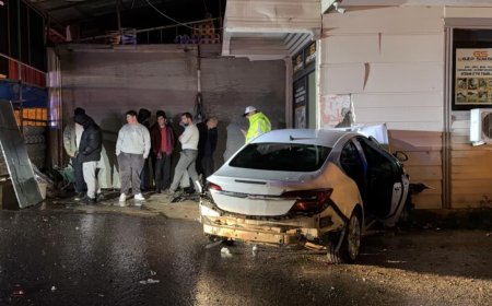 Gazipaşa Havalimanı Kavşağı’nda Trafik Kazası: 3 Kişi Ağır Yaralandı.