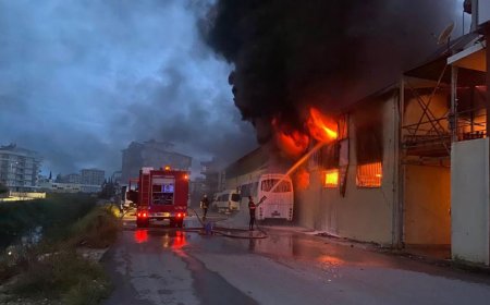 Antalya Serik’te İnşaat Malzemeleri Deposu Alevlere Teslim Oldu