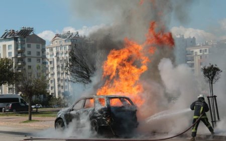 Konyaaltı’nda Duygulandıran Kurtuluş: Arabası Yandı, O Kedisini Kurtardığına Şükretti.