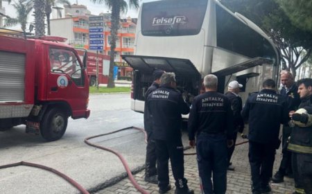 Manavgat’ta Park Halindeki Otobüs Alev Aldı: İtfaiye Facianın Önüne Geçti