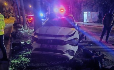 Alanya’da Gece Yarısı Kaza: Kontrolden Çıkan Otomobil Elektrik Direğine Çarptı