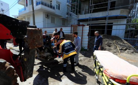 Antalya'da İskeleden Düşen İşçiye "Vinçli" Tahliye Operasyonu